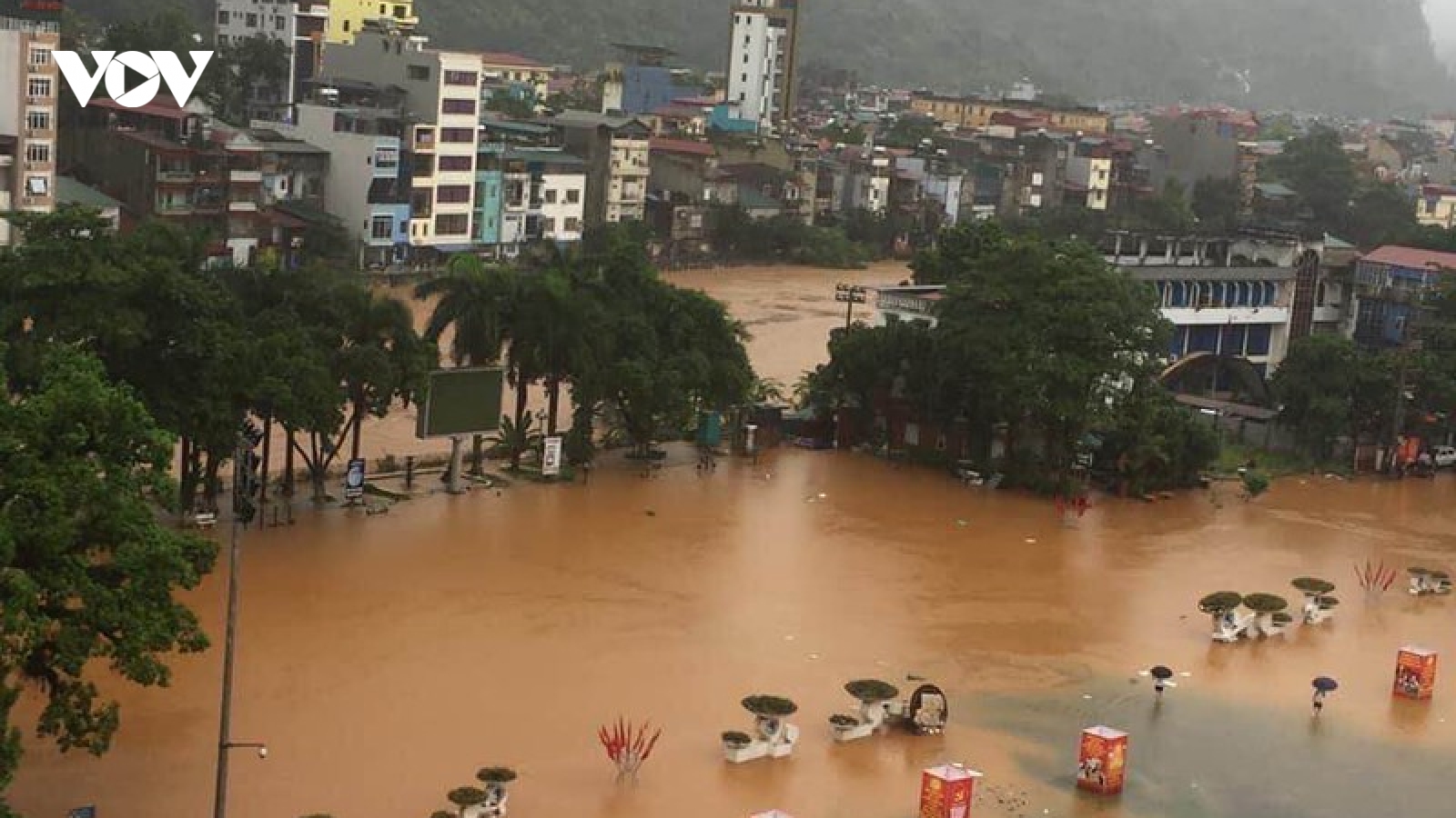Ảnh: Mưa lũ kinh hoàng ở Hà Giang, ô tô "bơi" trong biển nước
