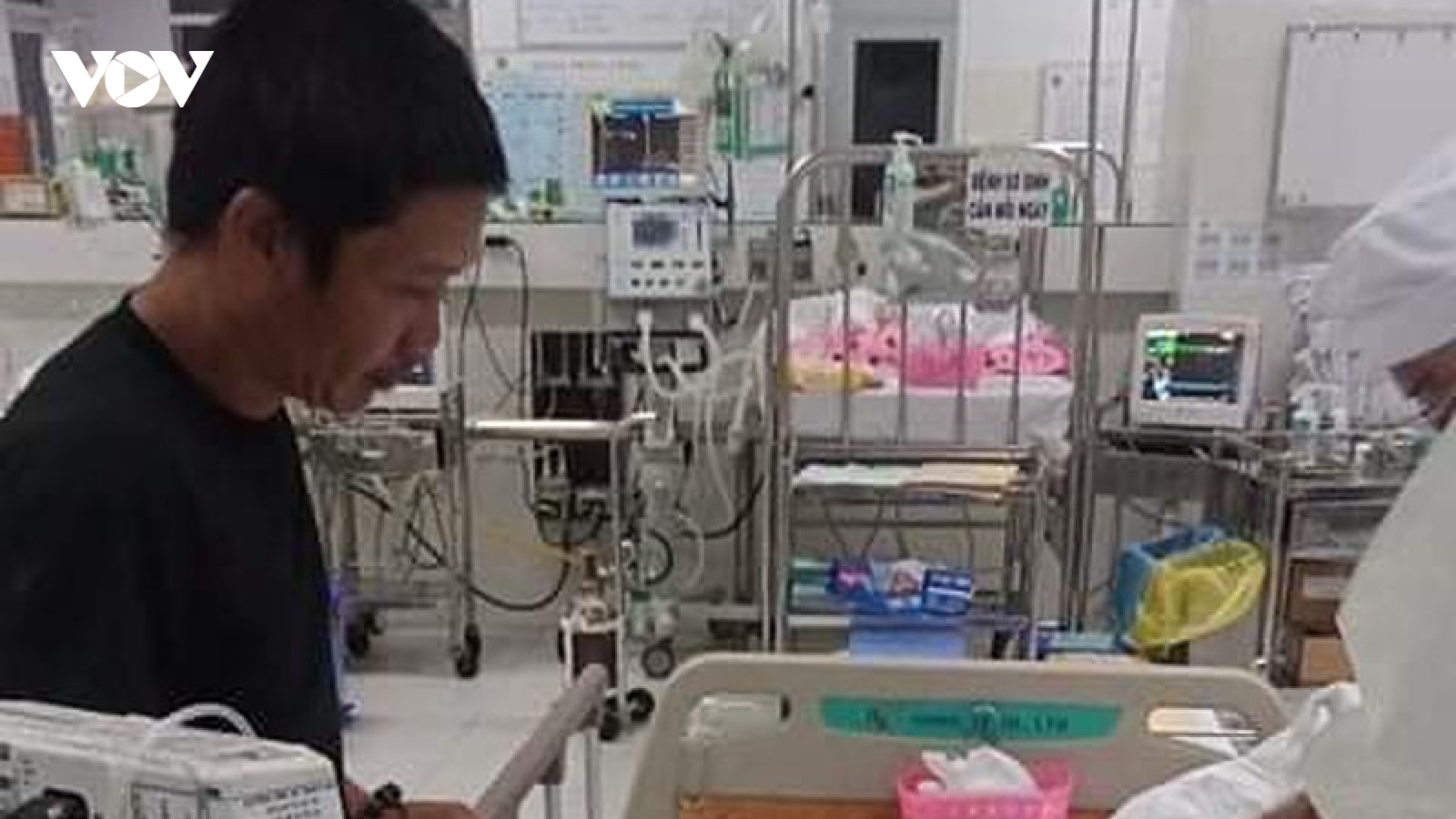 Bé trai 7 tuổi hôn mê sâu sau phẫu thuật lấy đinh nẹp xương tay