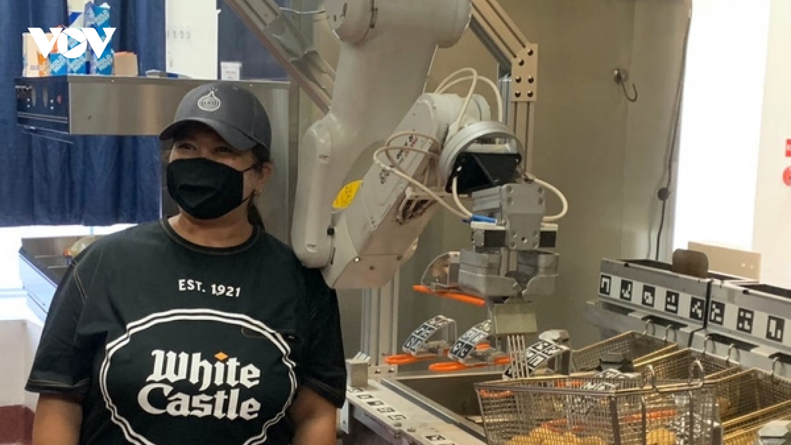 Robot đầu bếp - giải pháp đảm bảo giãn cách mùa đại dịch Covid-19