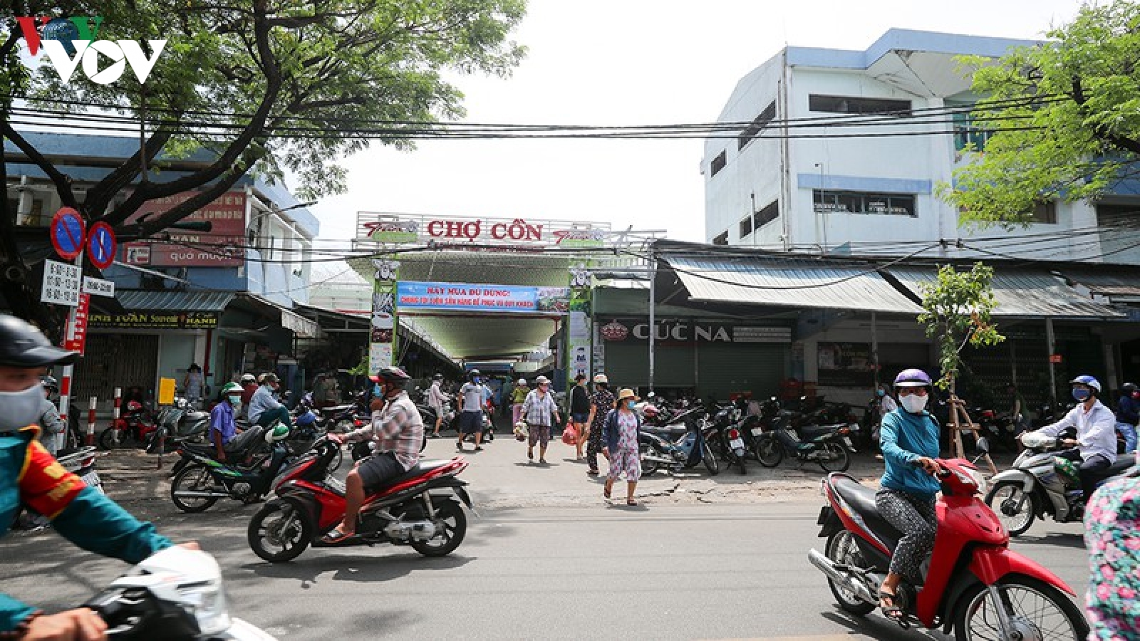 Người dân Đà Nẵng nhào ra chợ mua thực phẩm tích trữ