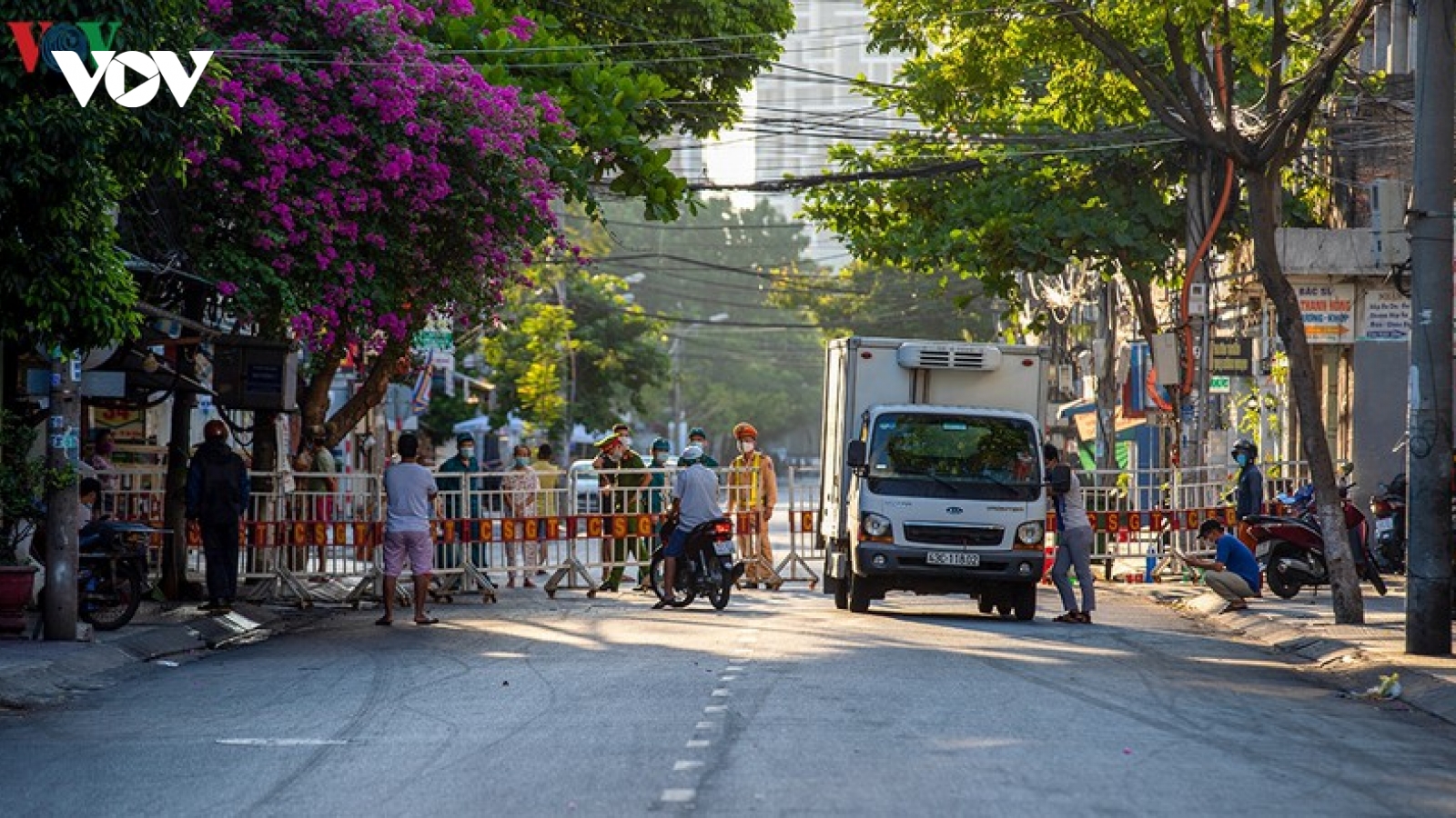 Một vòng Đà Nẵng trong ngày đầu tiên thực hiện cách ly xã hội
