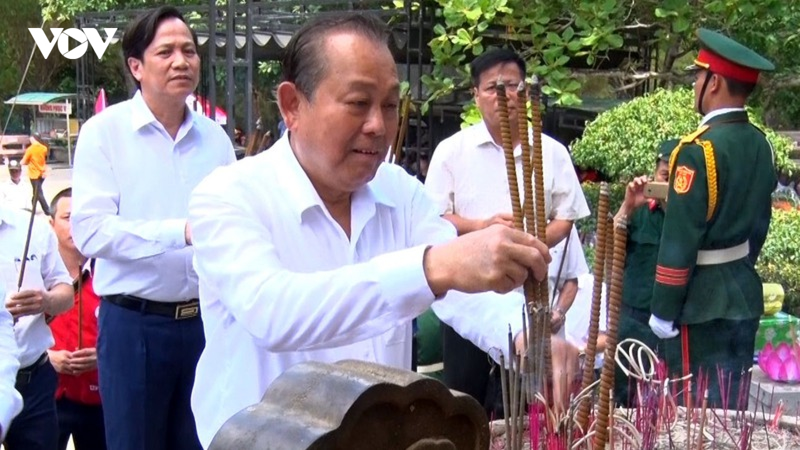 Phó Thủ tướng Trương Hòa Bình viếng Nghĩa trang liệt sĩ tại Quảng Trị