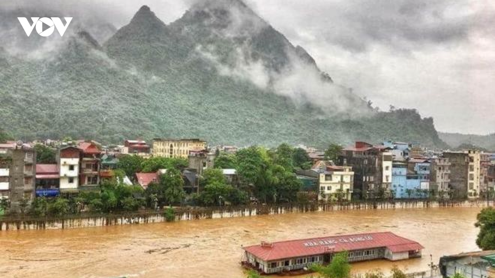 Hà Giang chìm trong biển nước, cảnh sát ngâm mình chuyển đồ giúp dân