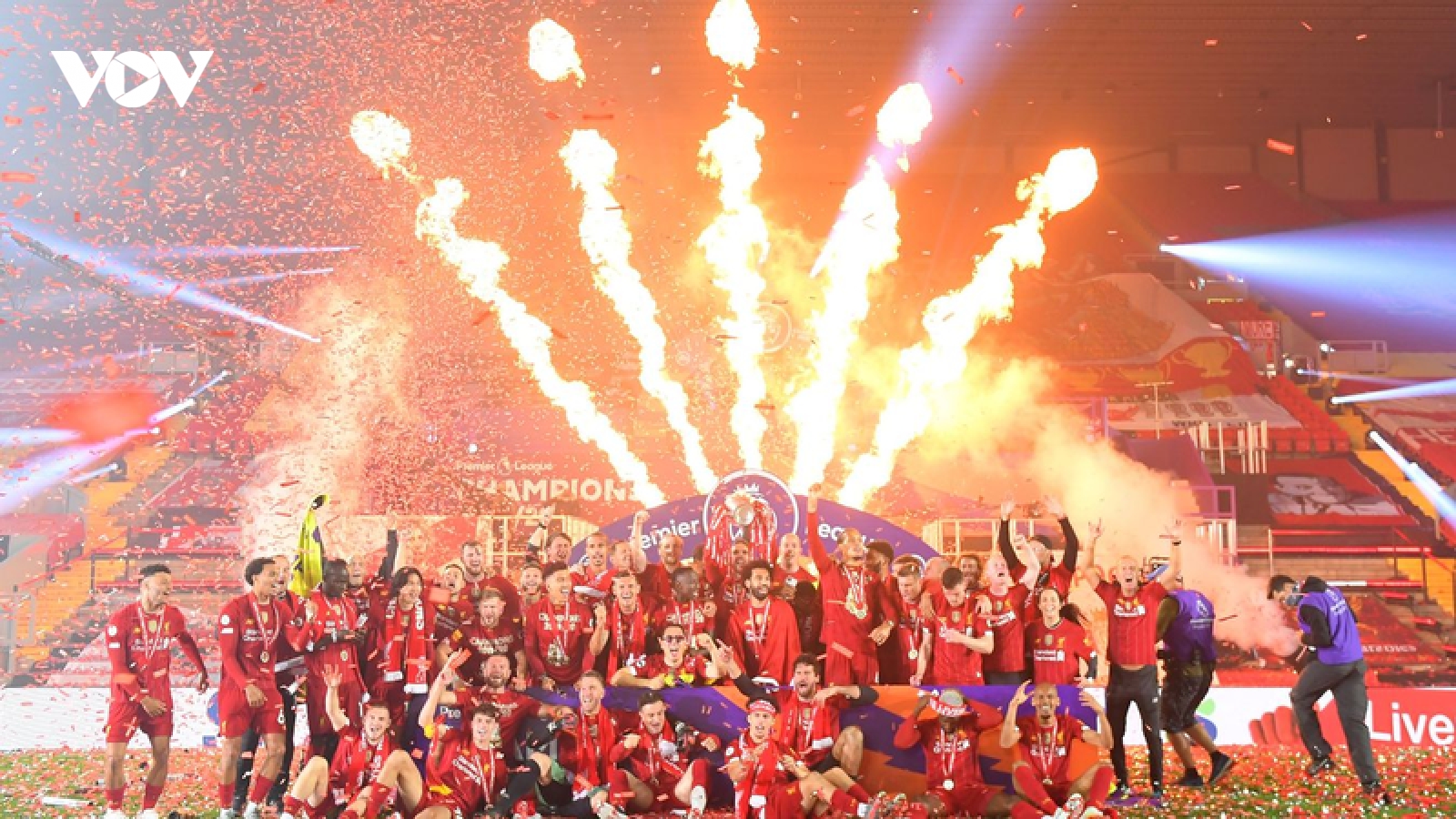 VIDEO: Khoảnh khắc Liverpool nâng cúp vô địch Premier League 19/20