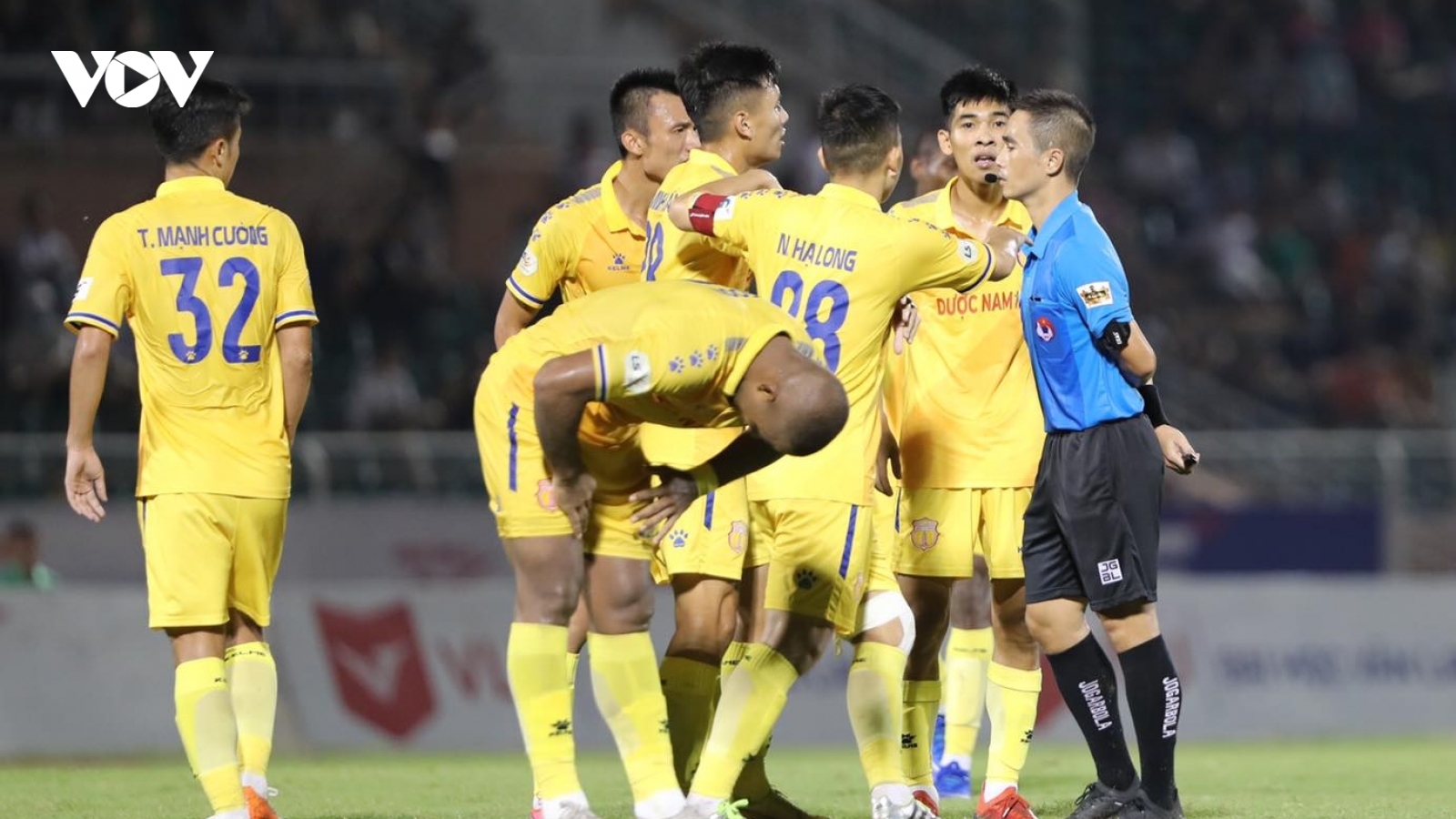 GĐKT Văn Sỹ: Trưởng ban trọng tài Dương Văn Hiền còn liêm sỉ nên nghỉ
