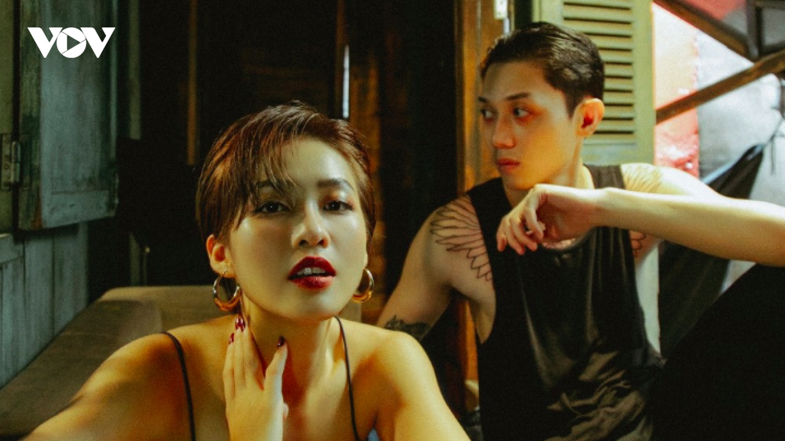 Khả Ngân ôm ấp bạn diễn ngọt ngào trong bộ ảnh hậu trường MV mới