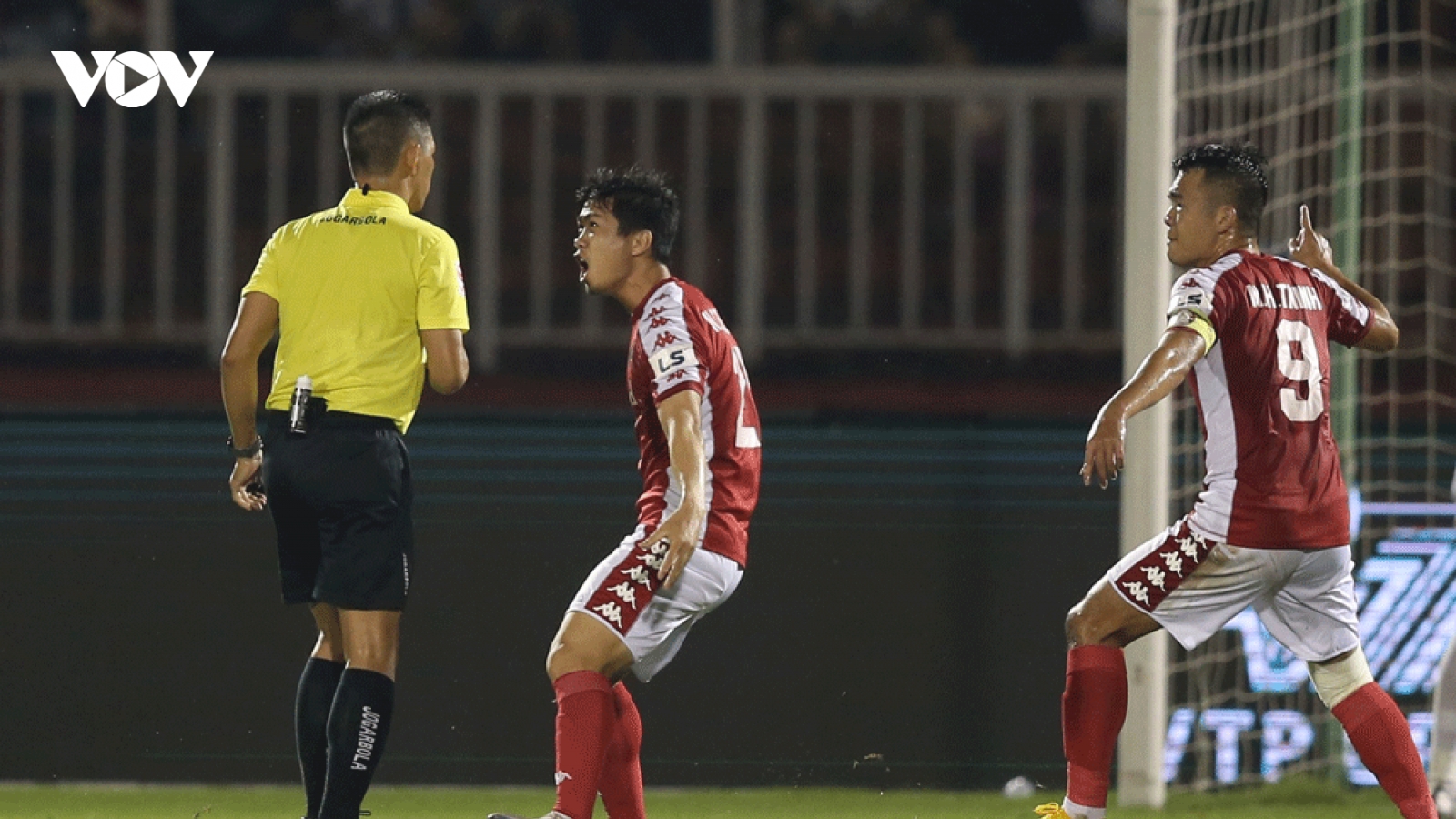 Sau vòng 11 V-League 2020: Trọng tài lại gây bão
