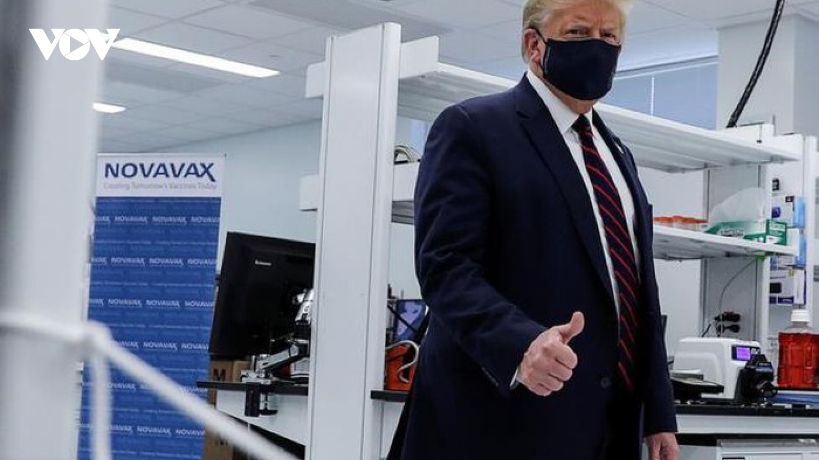 Ông Trump đeo khẩu trang nơi công cộng, nói Mỹ có vaccine Covid-19 cuối năm nay
