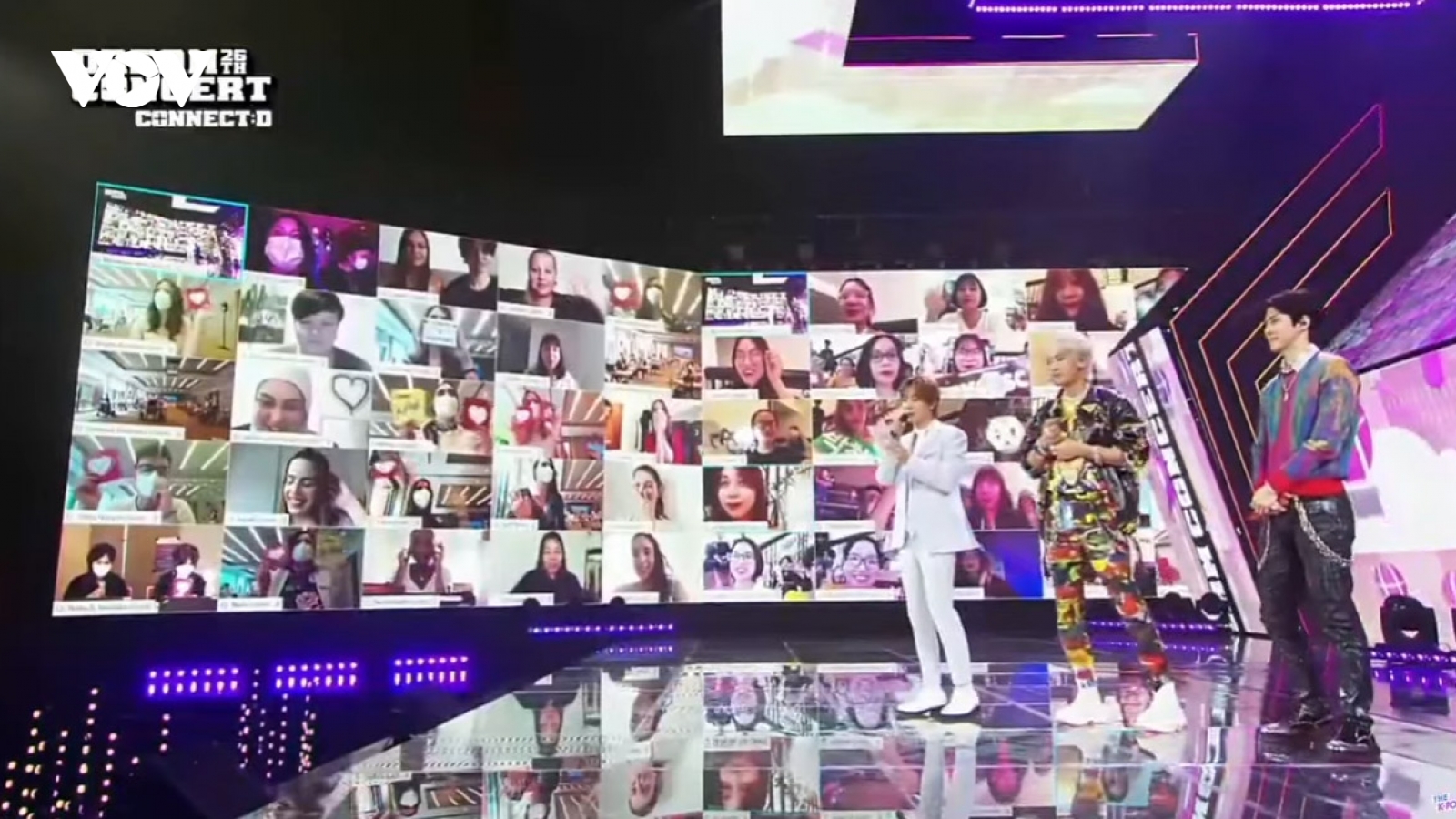 Fan K-pop Việt đeo khẩu trang, hò hét cổ vũ Dream Concert trực tuyến