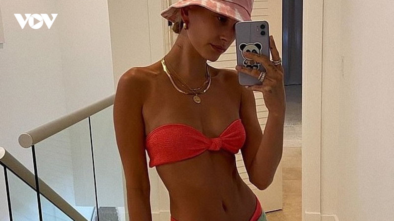 Vợ Justin Bieber diện áo tắm khoe body săn chắc nóng bỏng