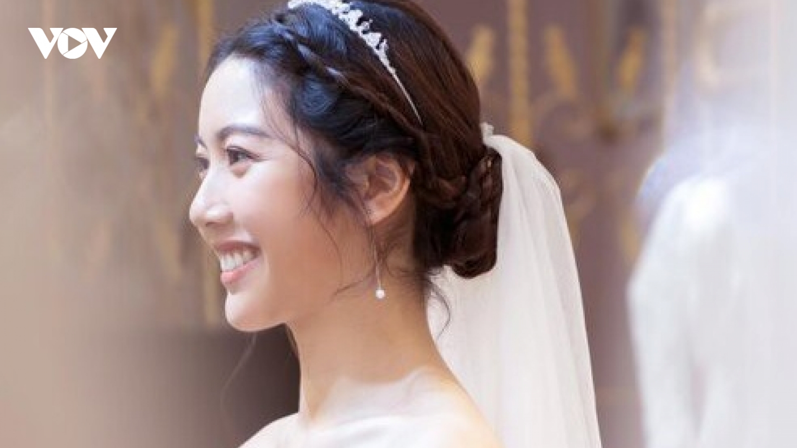 Á hậu Thúy Vân đẹp kiêu sa với váy cưới trắng tinh khôi trước hôn lễ