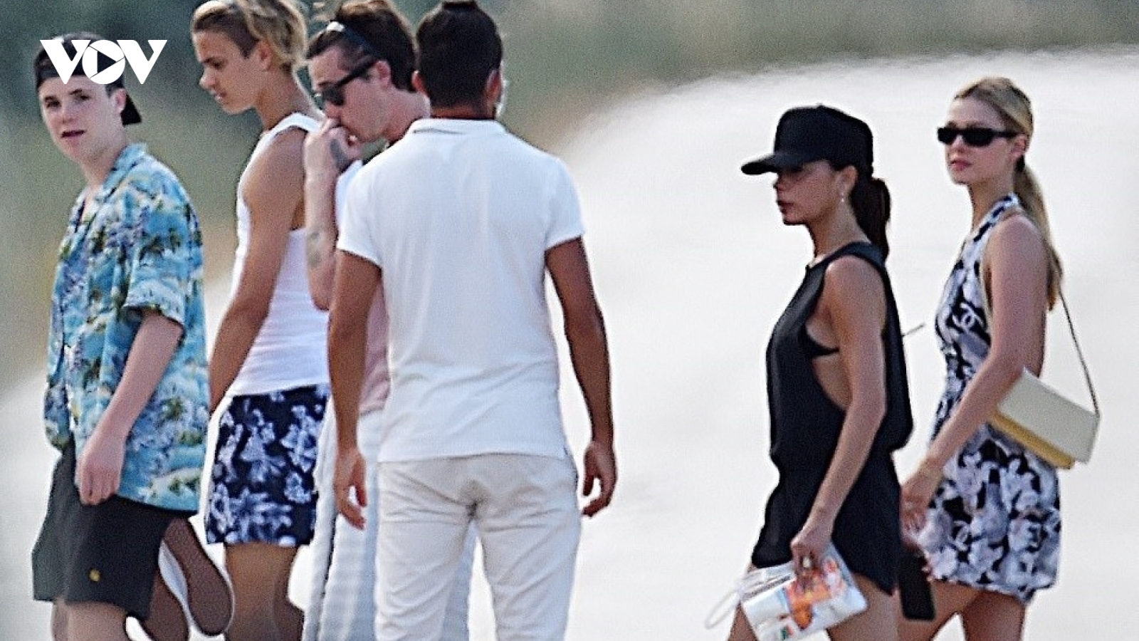 Gia đình David Beckham vui vẻ đi du lịch cùng con dâu tương lai ở Italy