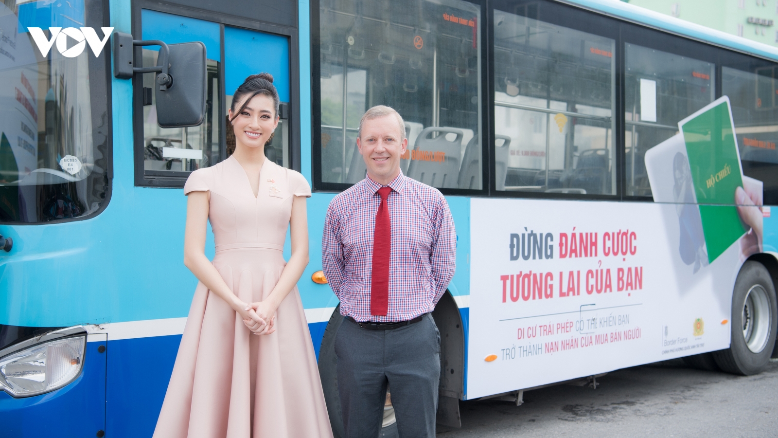 Hoa hậu Lương Thuỳ Linh vui vẻ trò chuyện cùng Đại sứ Anh tại Việt Nam