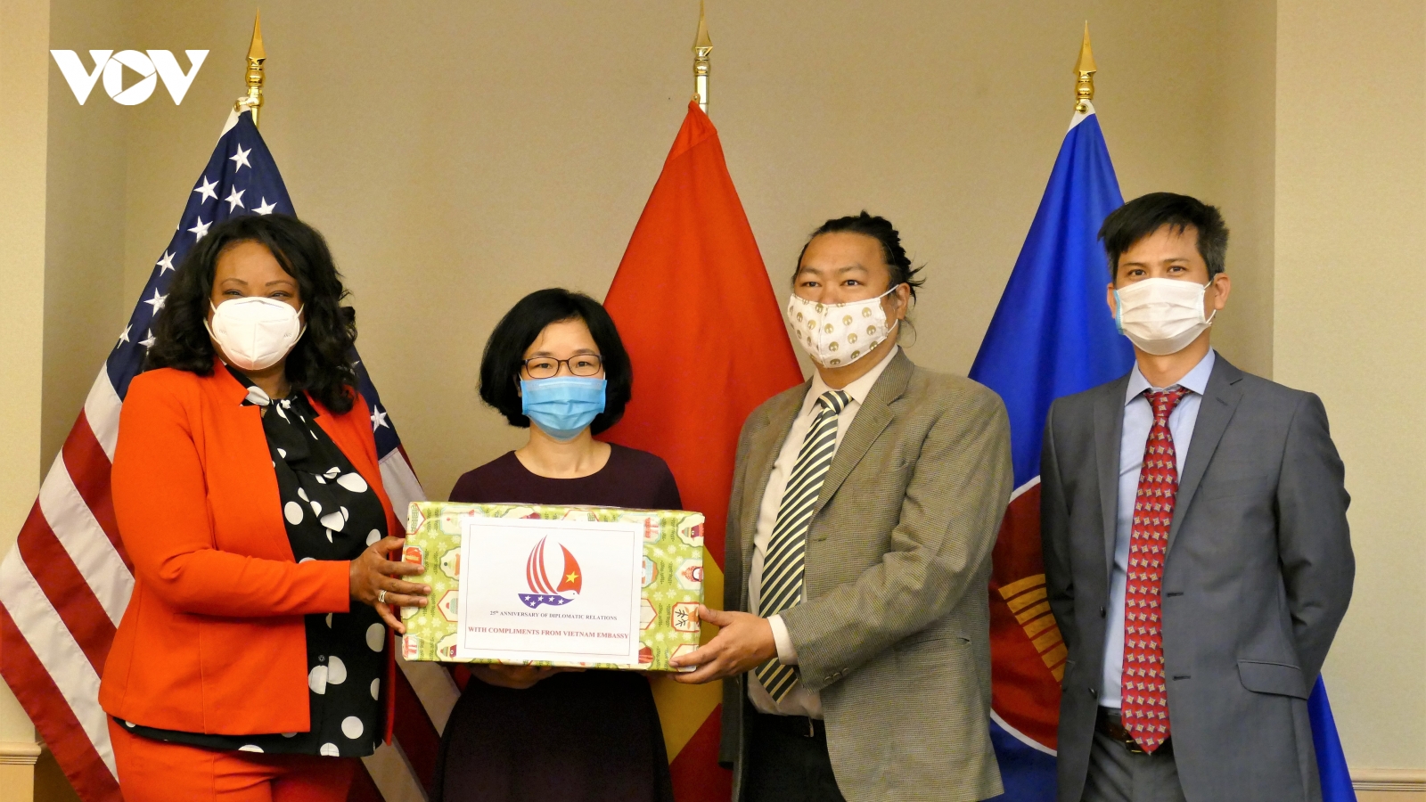 Đại sứ quán Việt Nam trao tặng khẩu trang cho Thủ đô Washington (Mỹ)
