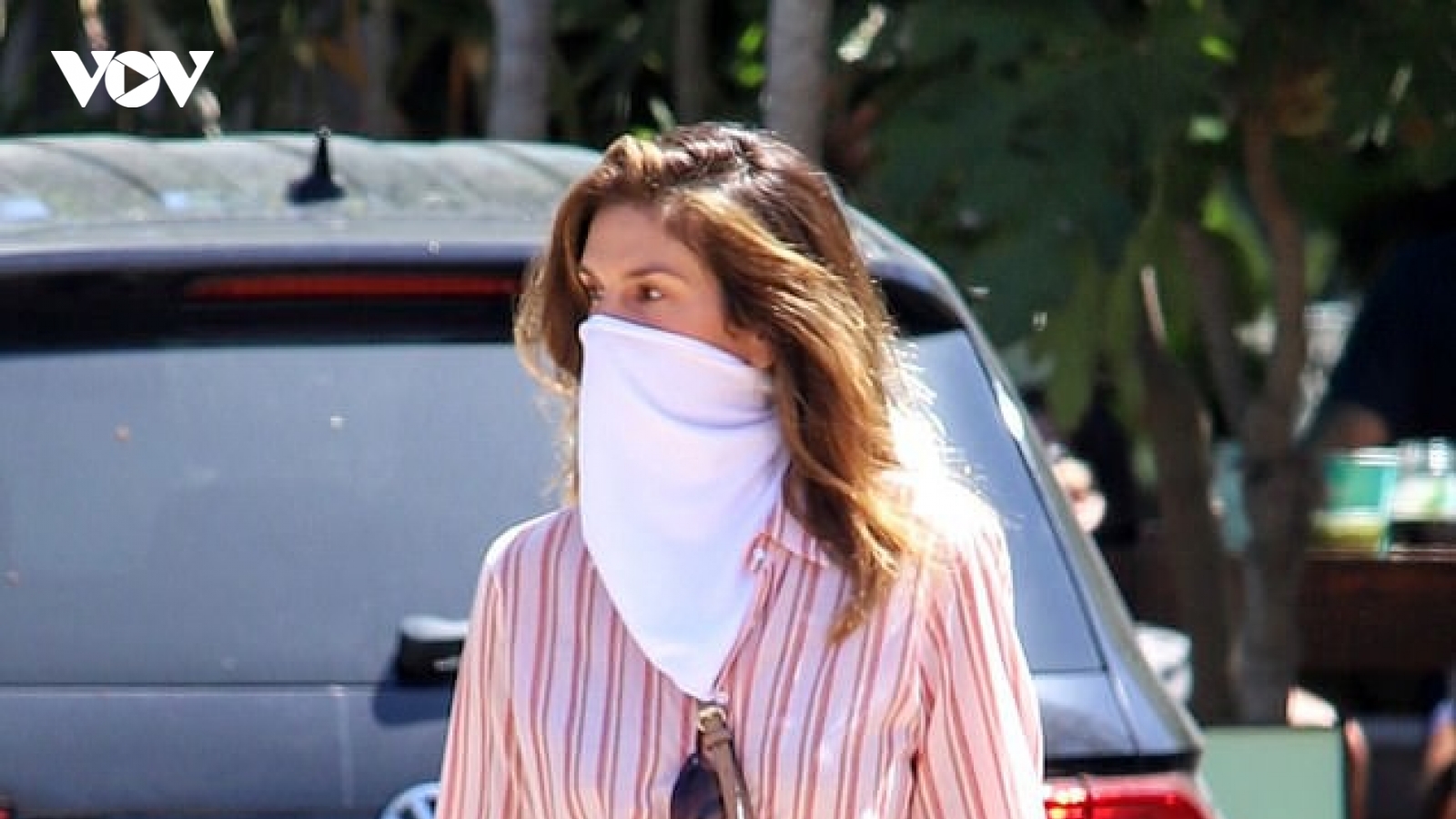 Siêu mẫu Cindy Crawford phối đồ trẻ trung ra phố ở Mỹ