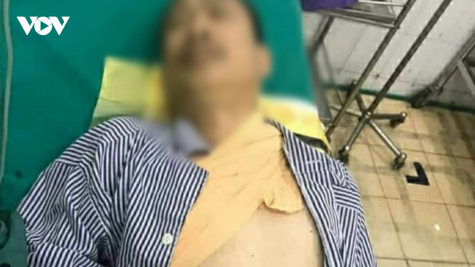 Một thiếu niên cầm dao chém bố đẻ, đóng cửa cố thủ trong nhà