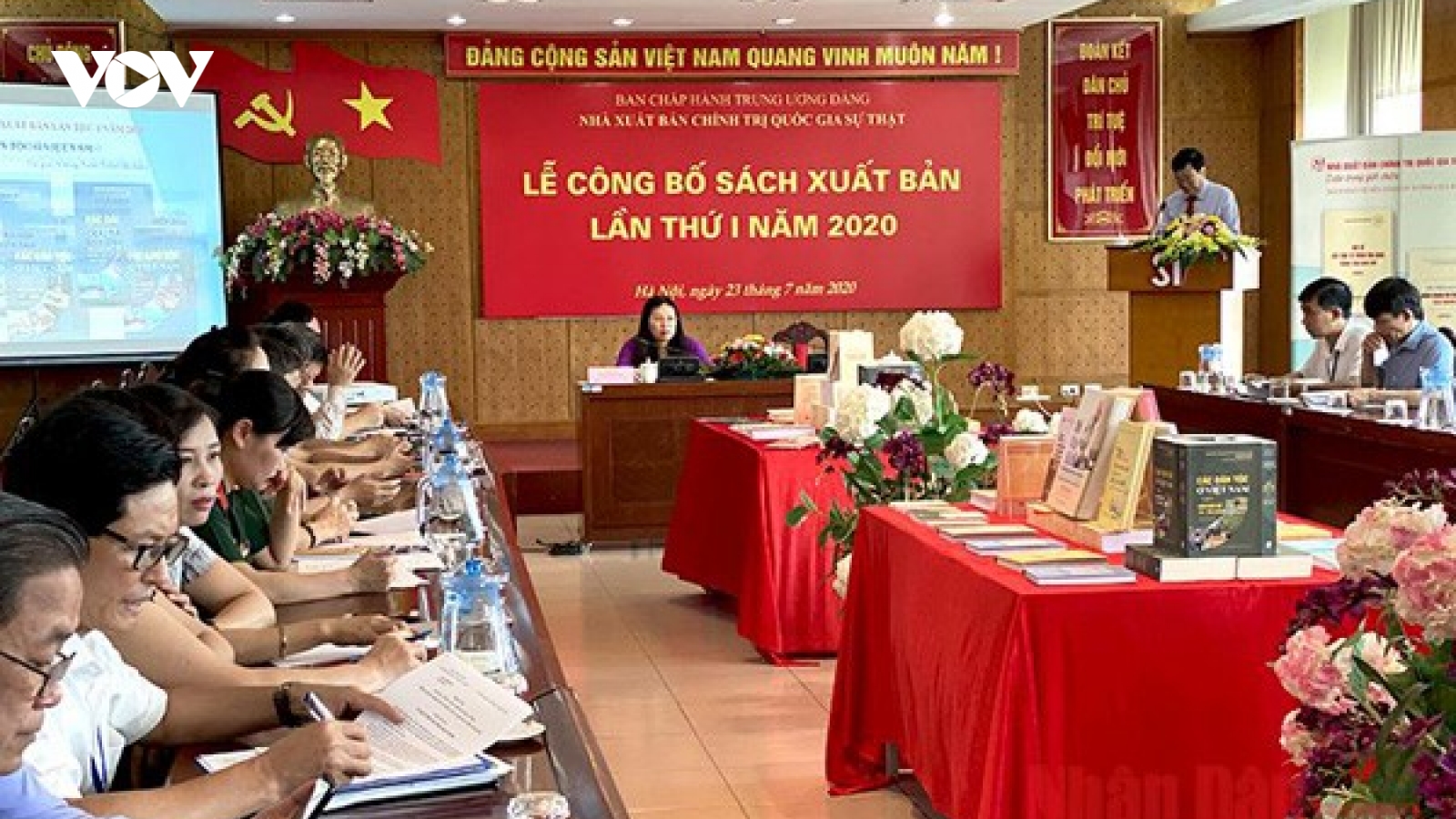 Công bố sách của Tổng Bí thư, Chủ tịch nước về nhân sự và Đại hội Đảng