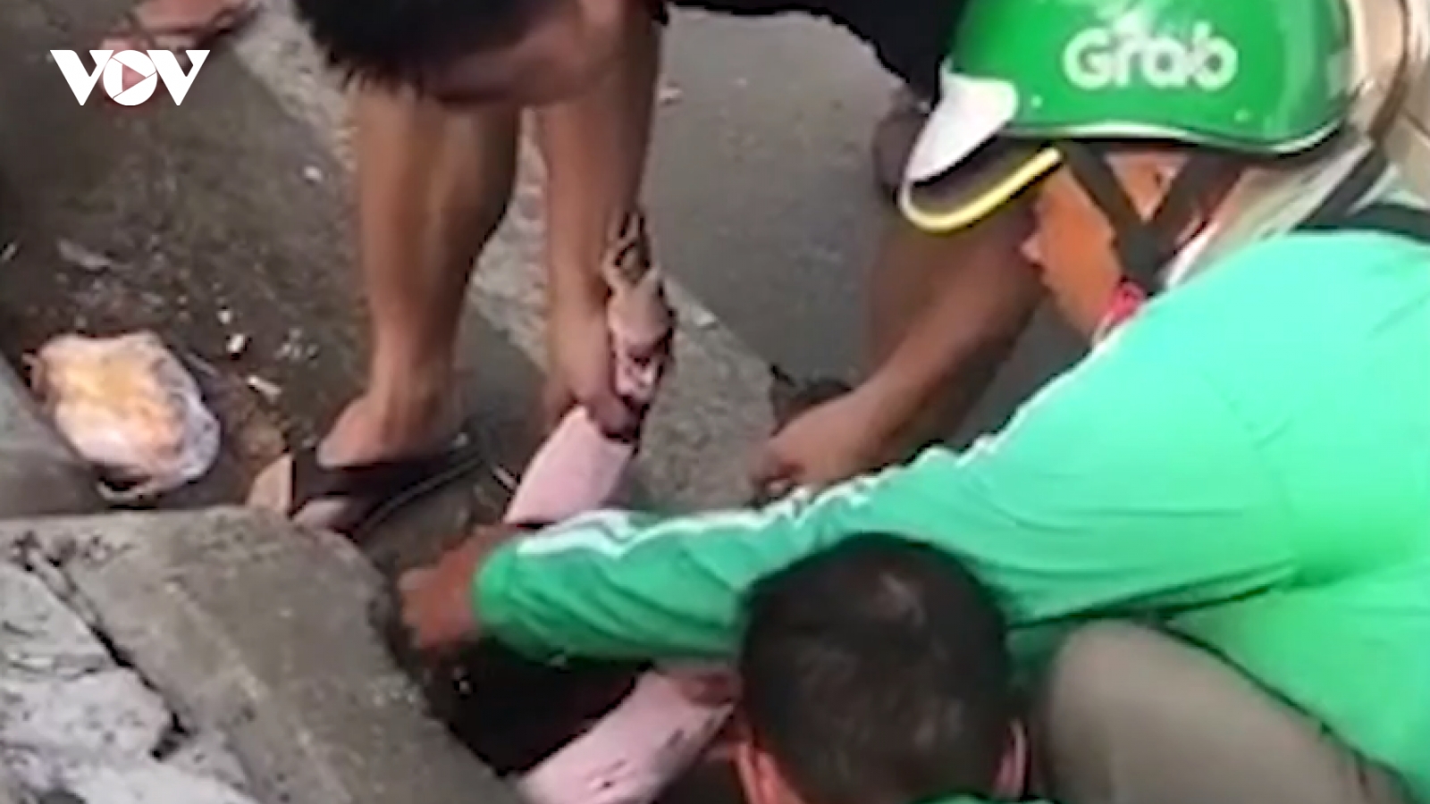 Video: Cứu cháu bé bị rơi xuống ống cống ở Hà Nội
