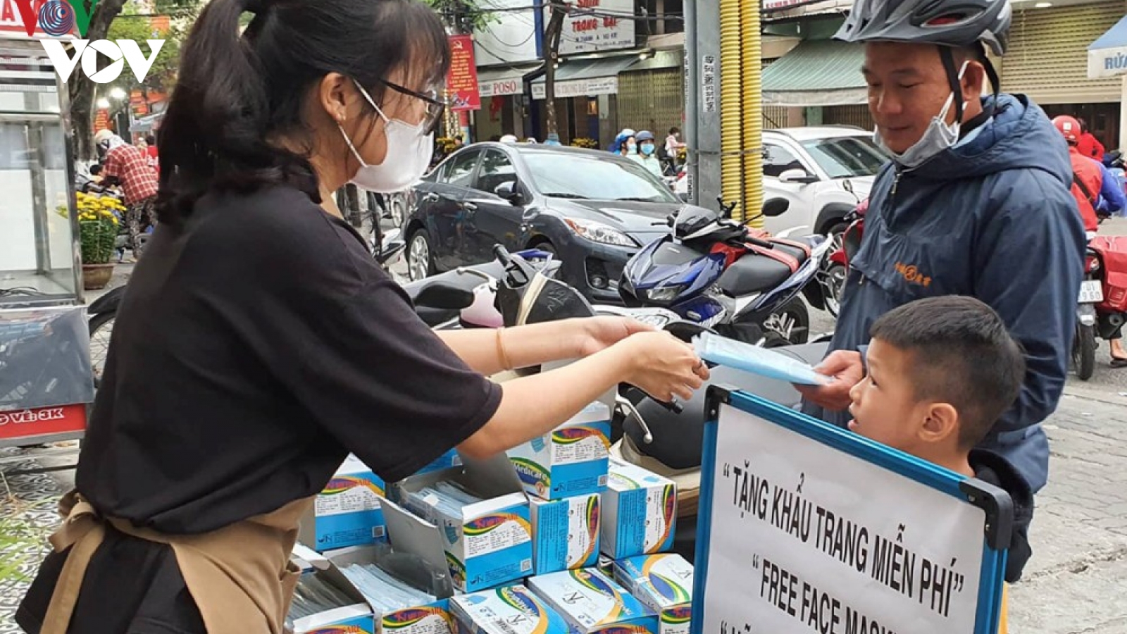 Đà Nẵng phát khẩu trang miễn phí