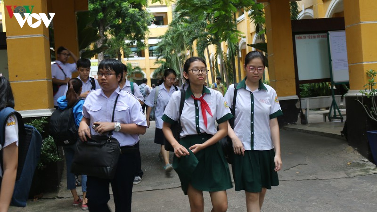Nhiều thí sinh than đề thi Toán vào lớp 10 chuyên ở TPHCM khó
