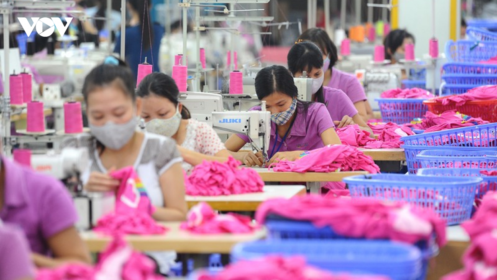 Khó khăn chồng chất khiến xuất khẩu dệt may sụt giảm mạnh