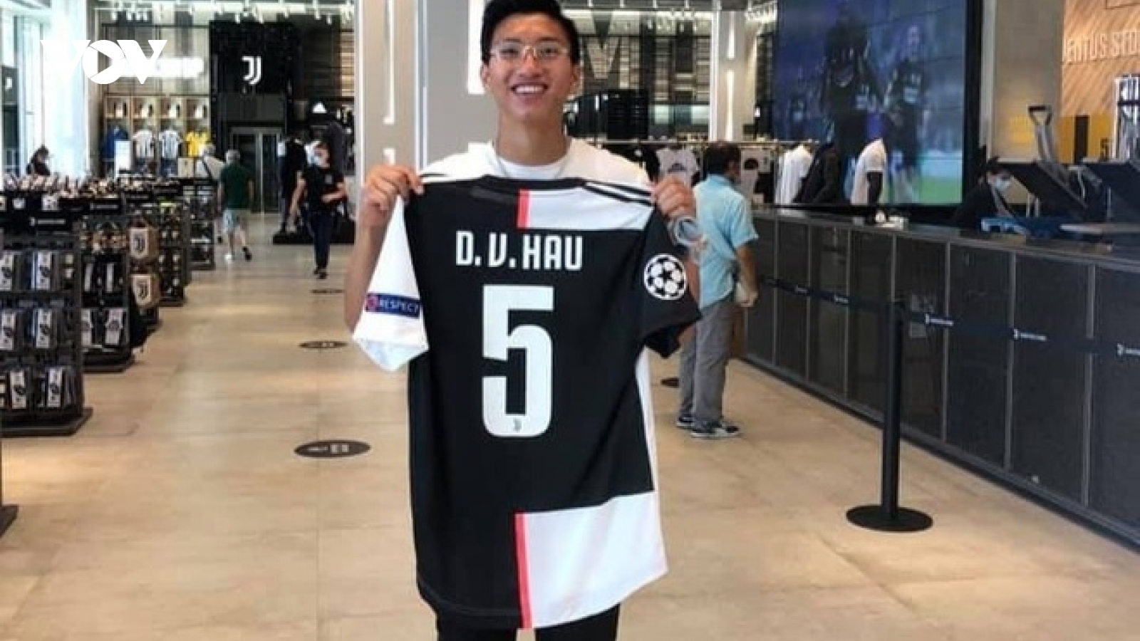 Đoàn Văn Hậu sang Italia du lịch, tới thăm đại bản doanh Juventus