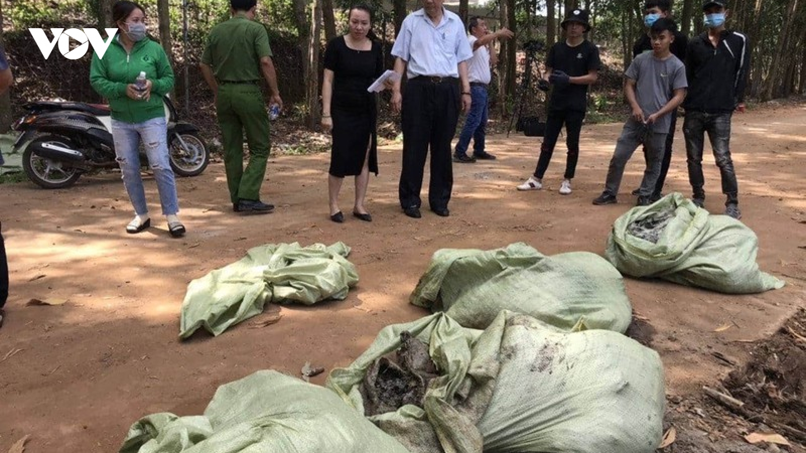 Một doanh nghiệp ở Đồng Nai đổ trộm chất thải nguy hại ra môi trường