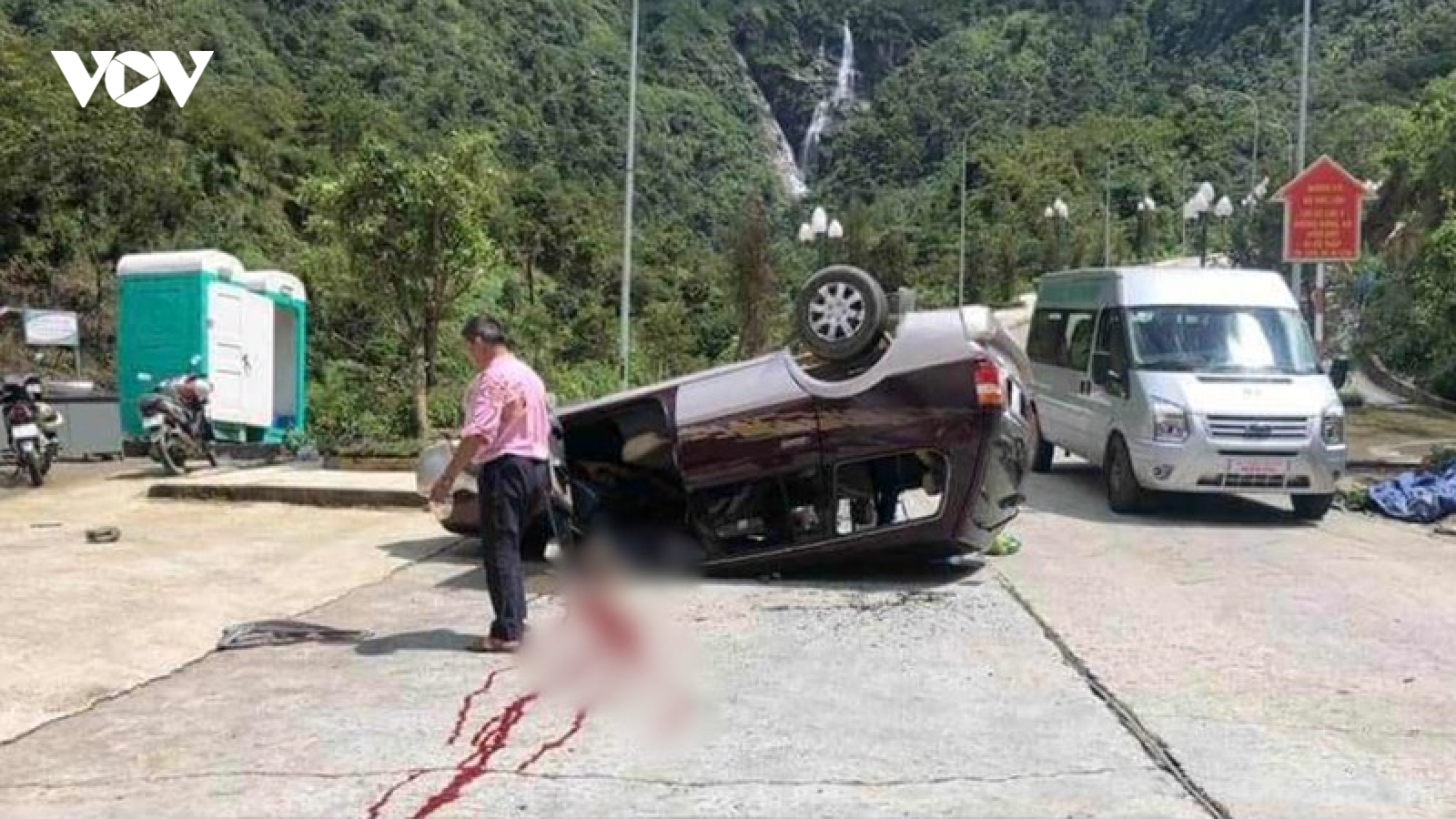 Lật xe tại khu du lịch Cầu kính Rồng mây làm 1 người tử vong