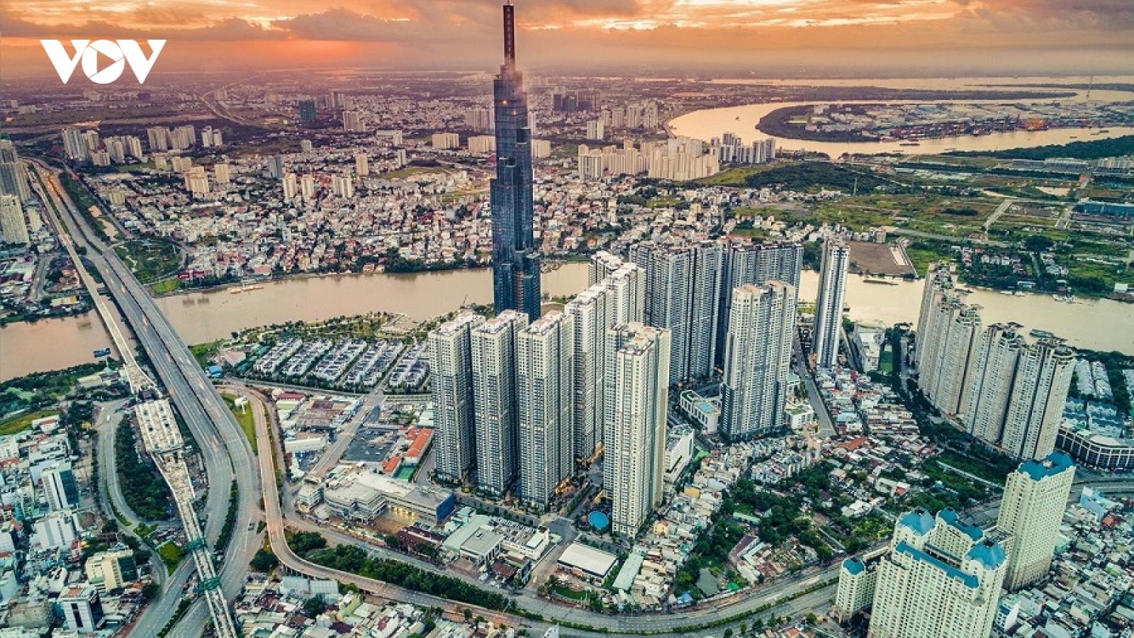 Kinh tế thị trường ở Việt Nam: Khoảng cách từ “miệng” đến “tay” còn xa