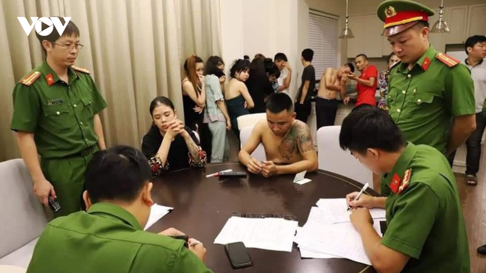 15 nam nữ “dự tiệc” ma túy trong khách sạn