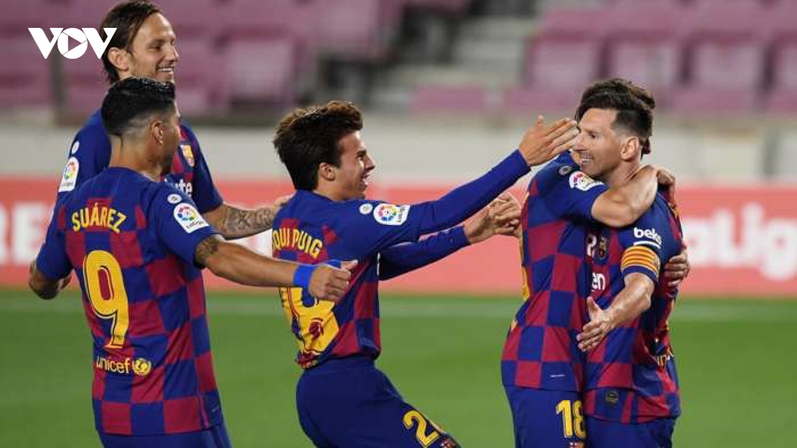 HLV Setien khen Griezmann trong ngày Messi cán mốc 700 bàn thắng