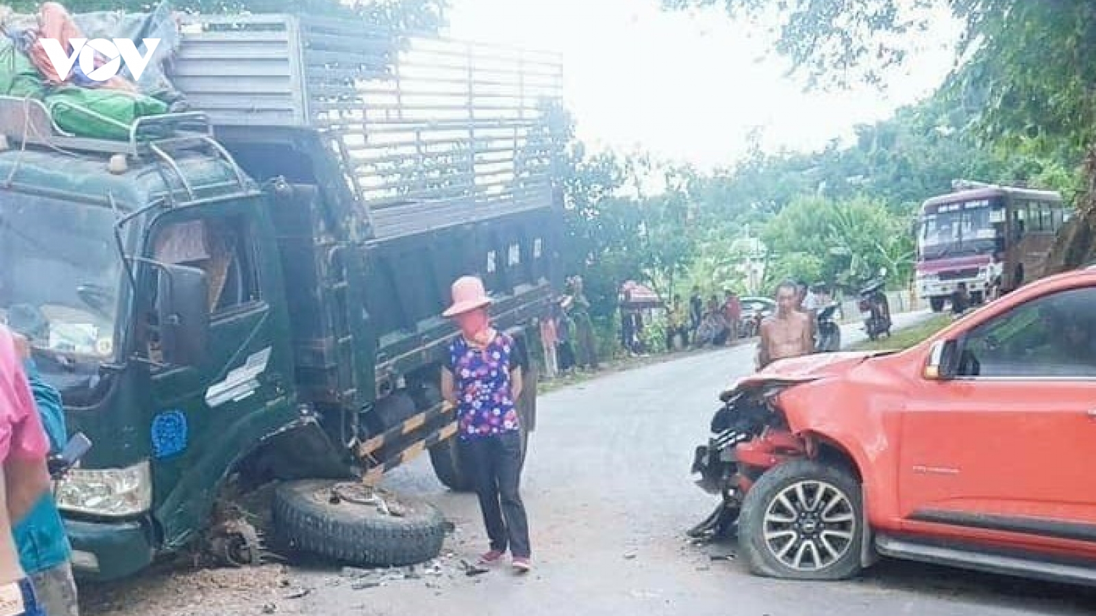 Đấu đầu do trời mưa, đường trơn, 2 xe ô tô đều hư hỏng nặng