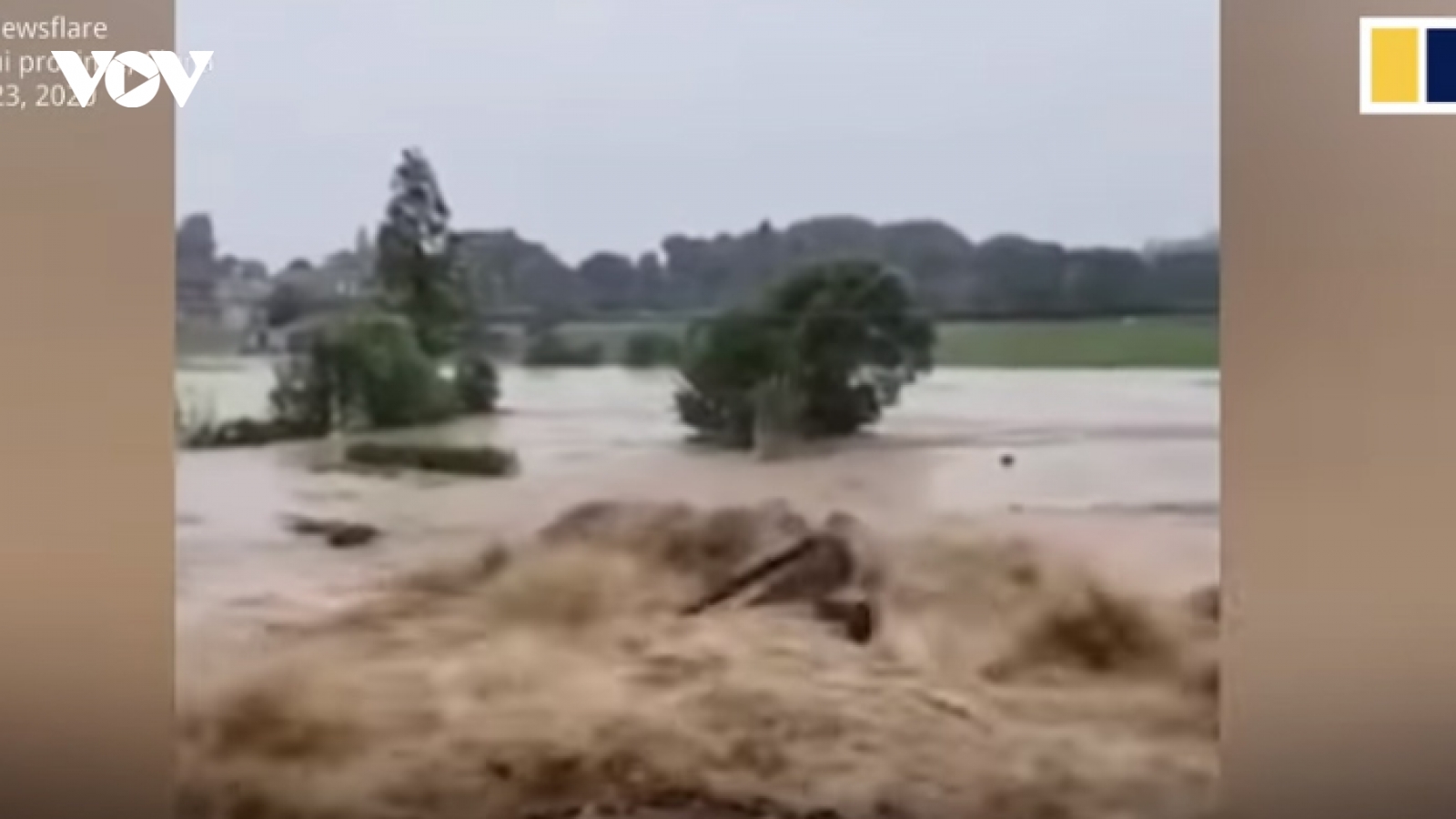Video: Cảnh tượng mưa lũ xối xả trên sông Dương Tử cuốn trôi cả máy cẩu