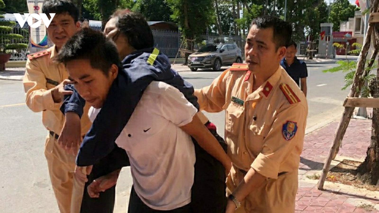 Cảnh sát đường thủy Hải Phòng cứu 2 người bị lật thuyền trên sông