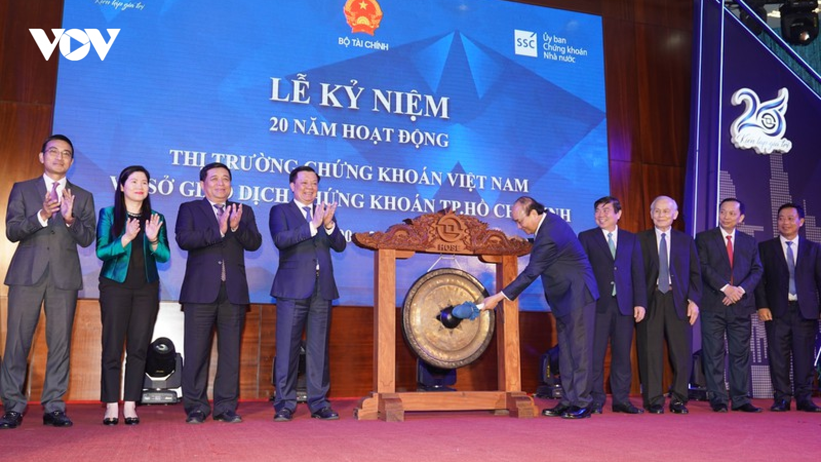 Thủ tướng: Đưa thị trường chứng khoán Việt Nam thành điểm đến toàn cầu