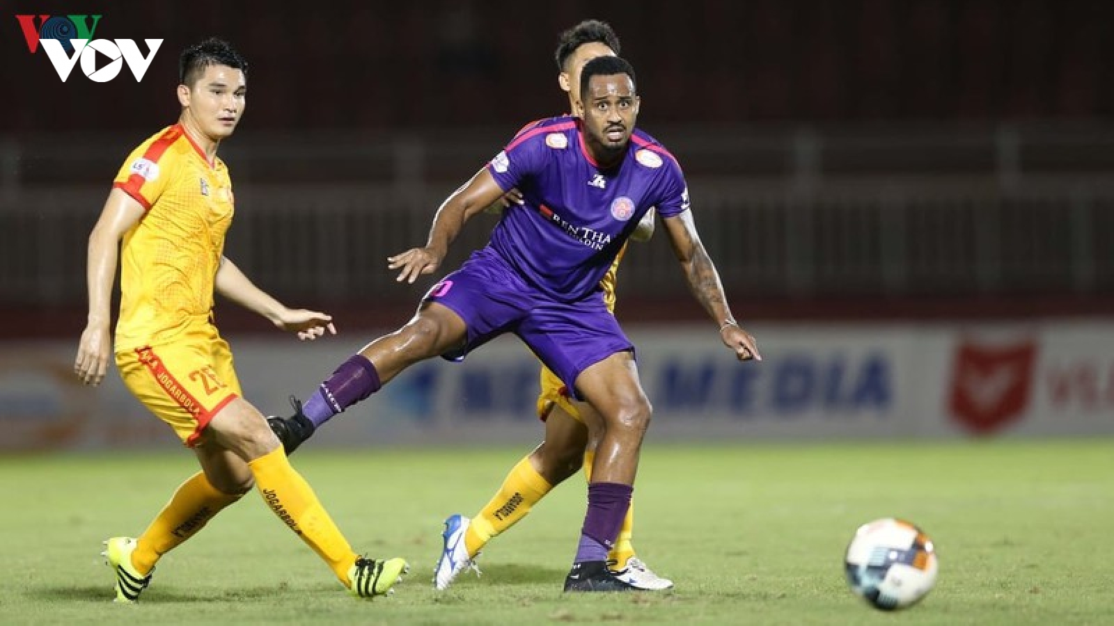 Clip: Bản năng "sát thủ" của tiền đạo ghi nhiều bàn nhất V-League 2020