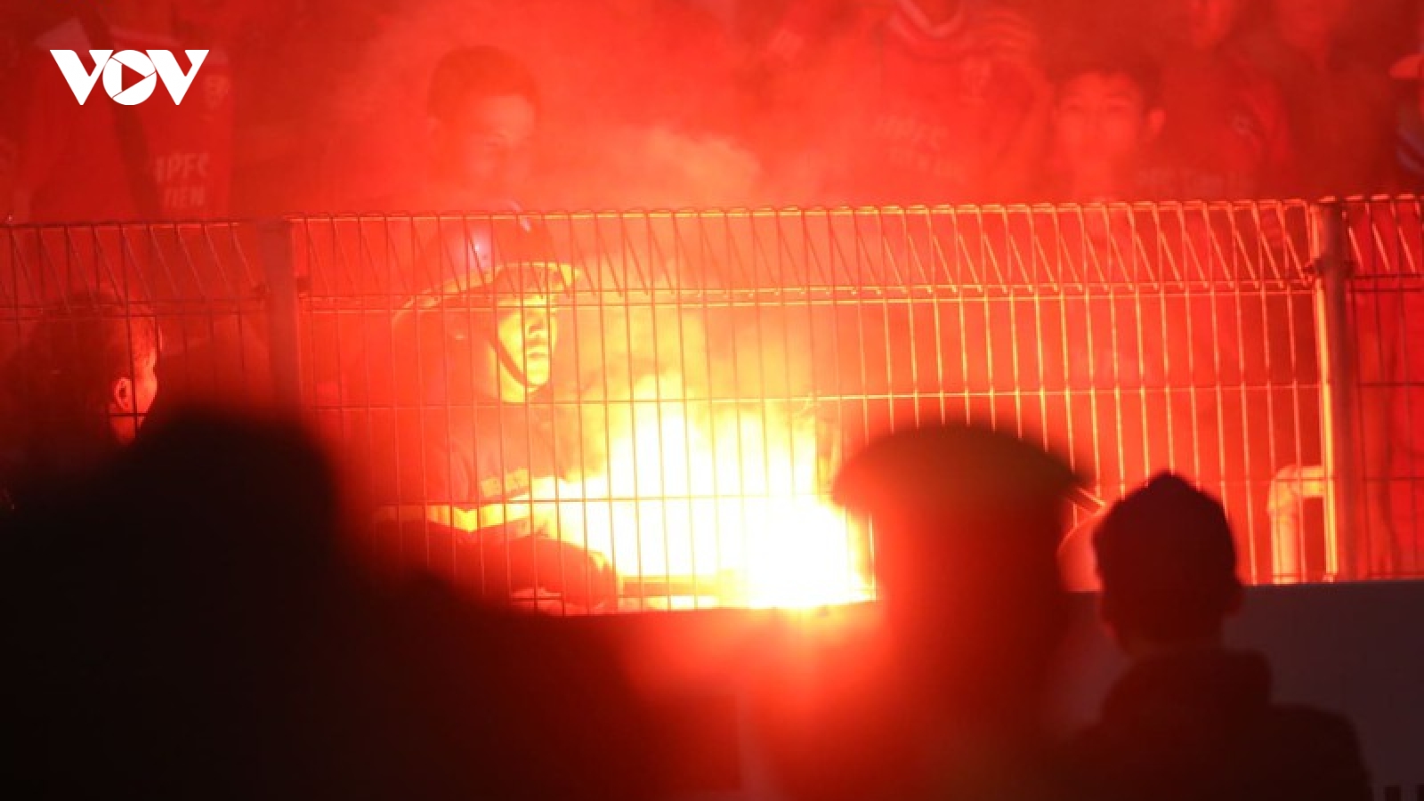 Hà Nội FC không bị treo sân sau sự cố pháo sáng ở trận gặp Hải Phòng
