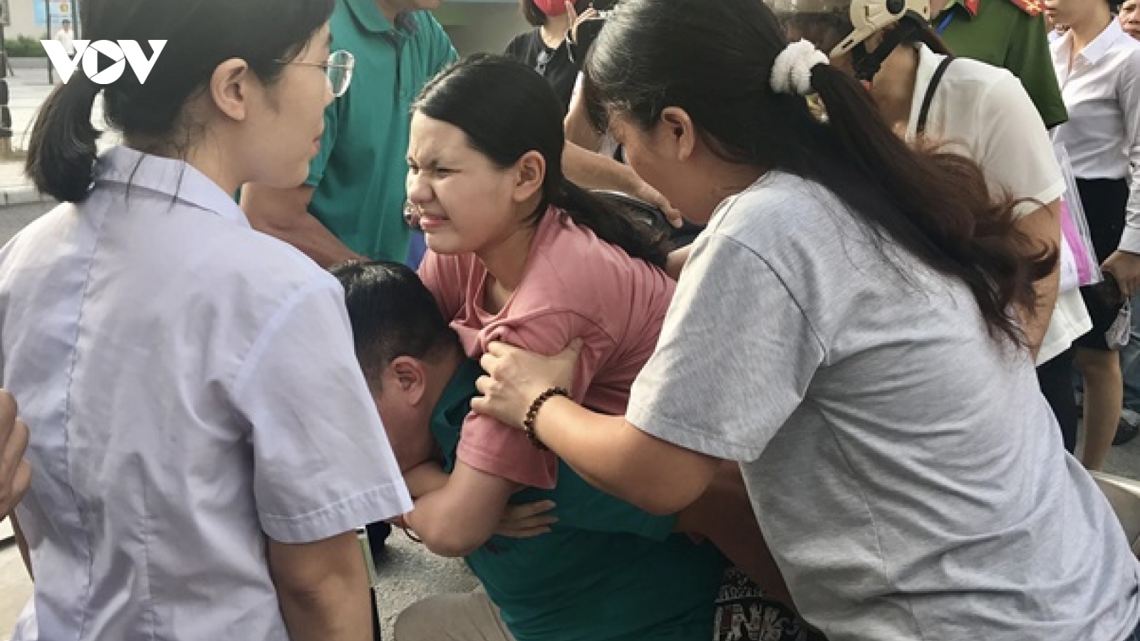 Kỳ tuyển sinh vào lớp 10: Nữ sinh đi thi trên lưng cha