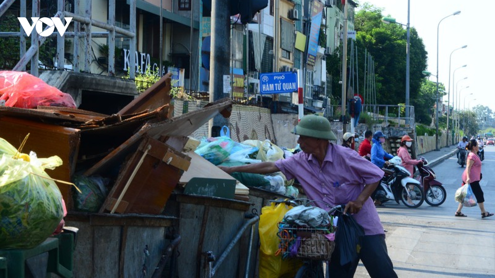Dân chặn bãi rác Nam Sơn, rác thải ùn ứ trong nội thành bốc mùi xú uế