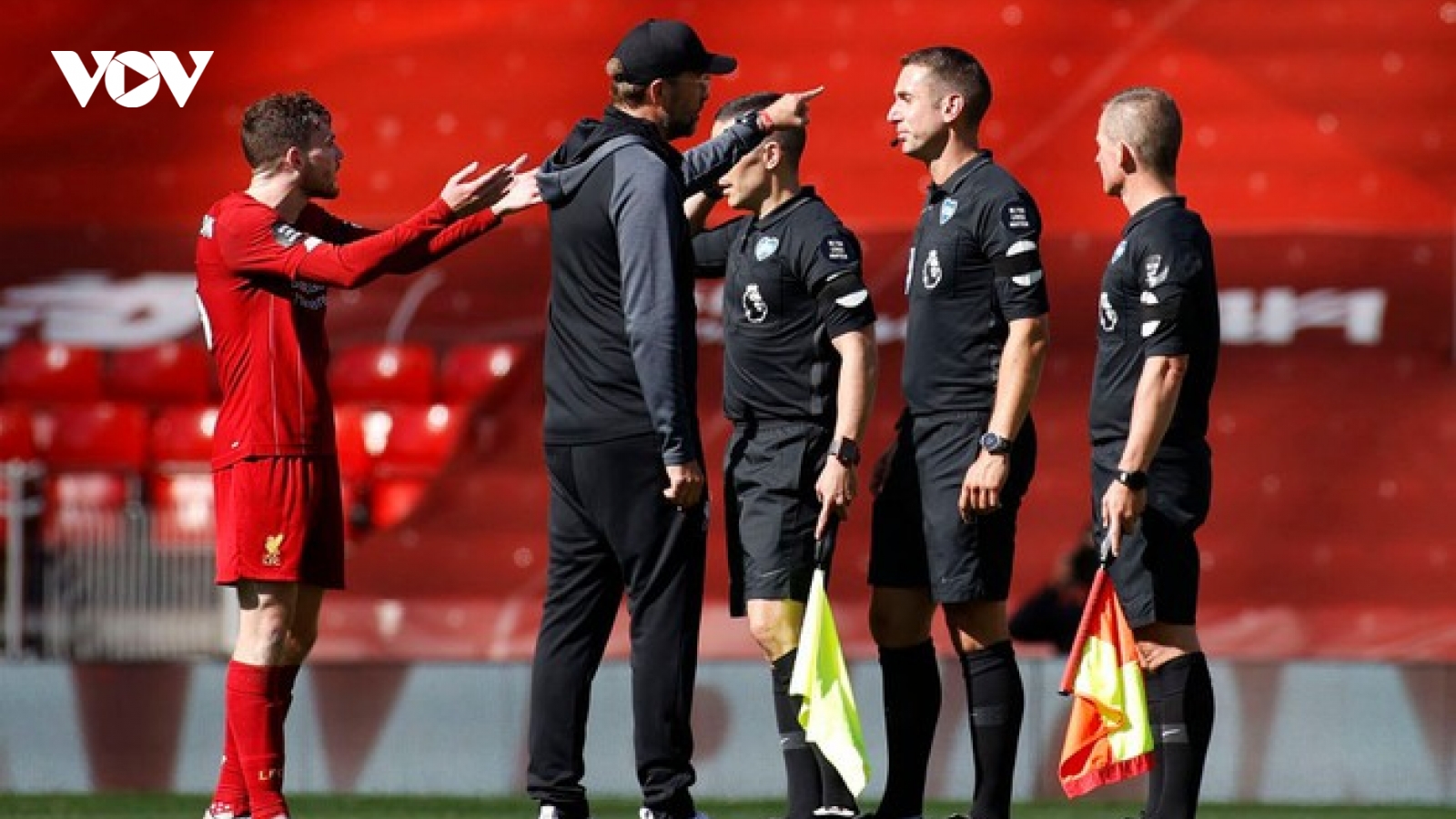 Sao Liverpool chửi bới trọng tài sau trận hòa Burnley