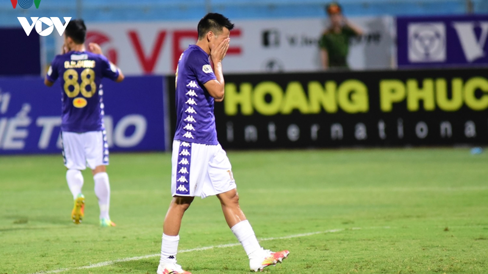 VIDEO: 2 pha bỏ lỡ không tưởng của Văn Quyết trước khung thành Sài Gòn FC