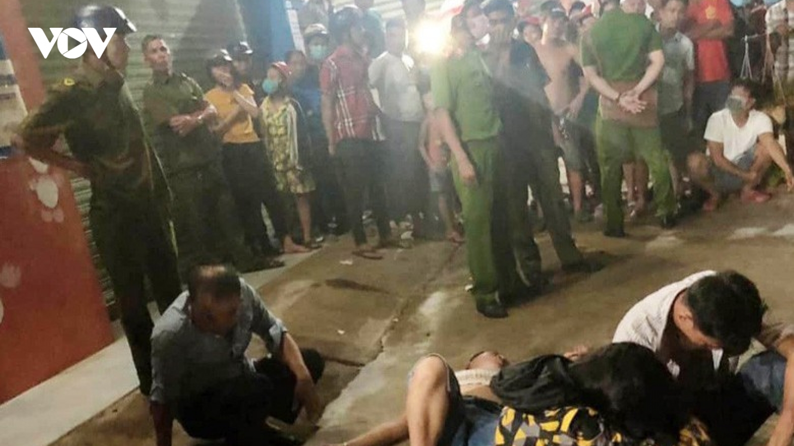 3 thanh niên bị dân vây bắt sau tiếng hô hoán “bị bắt cóc“