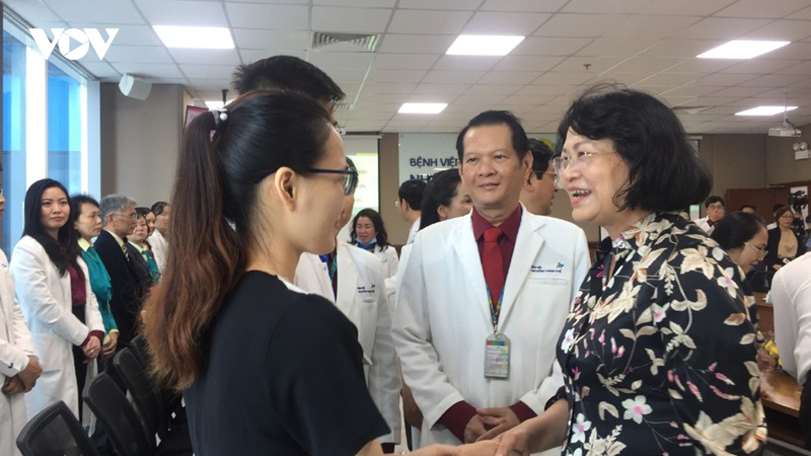 Bé Diệu Nhi và Trúc Nhi phản xạ tốt khi nghe giọng nói của ba mẹ