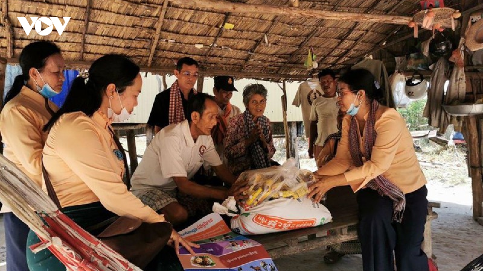 Campuchia trợ cấp cho các hộ nghèo bị ảnh hưởng bởi dịch Covid-19