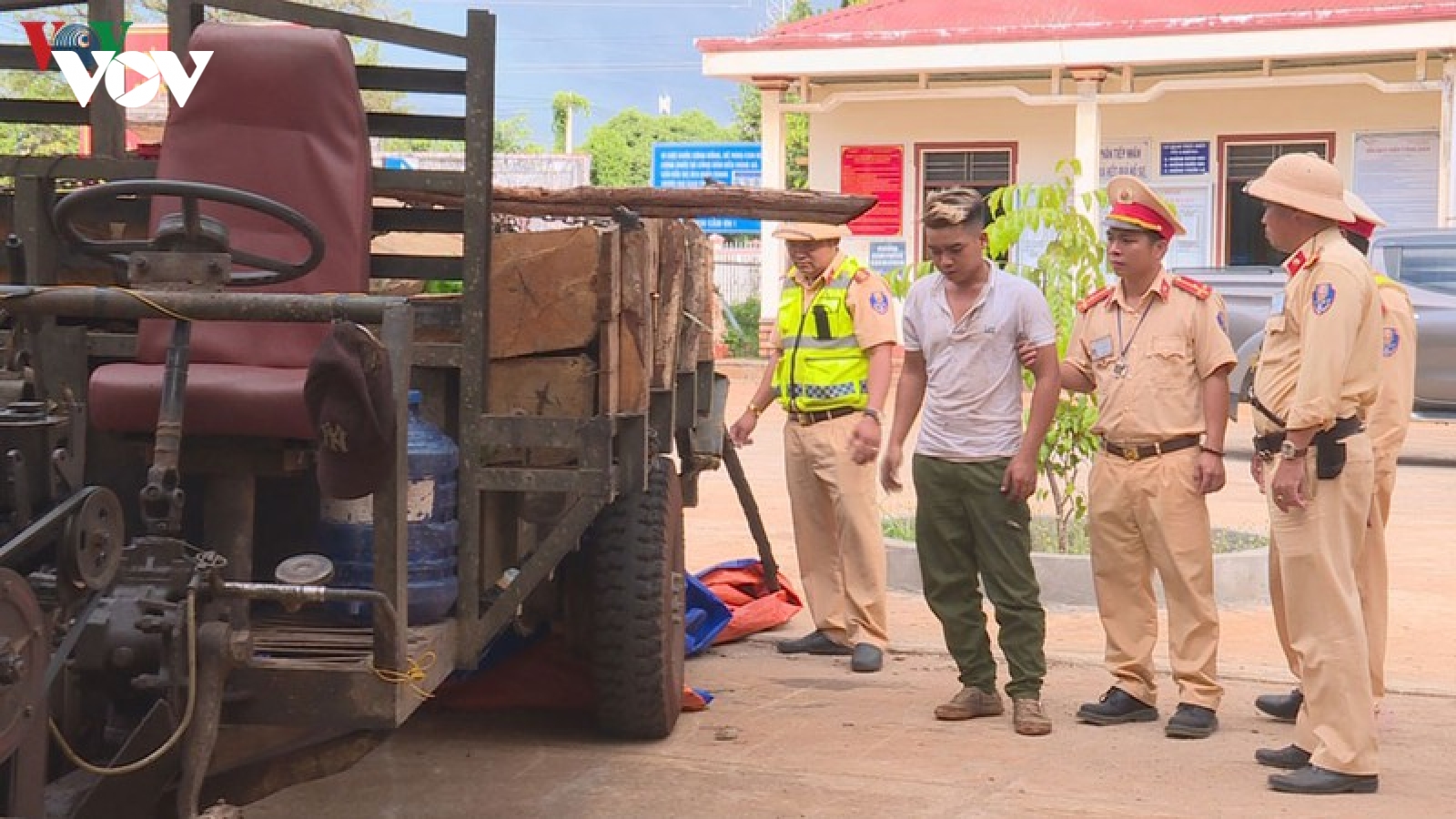 Công an nổ súng bắt tài xế chở gỗ lậu