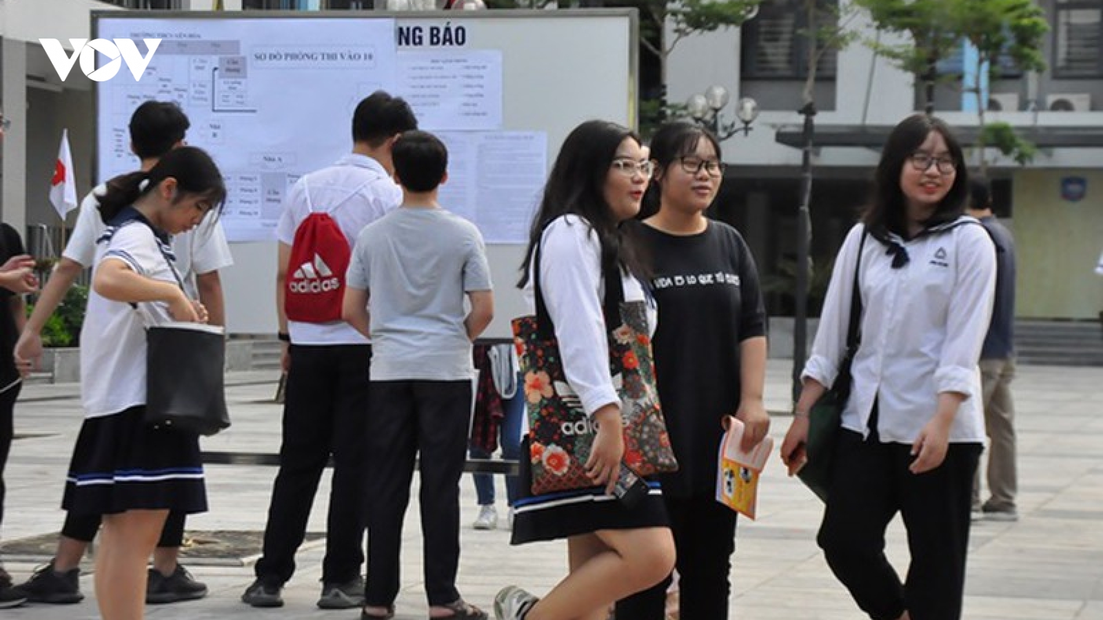 Thí sinh trước kỳ thi vào lớp 10: Cha mẹ luôn bên cạnh động viên con