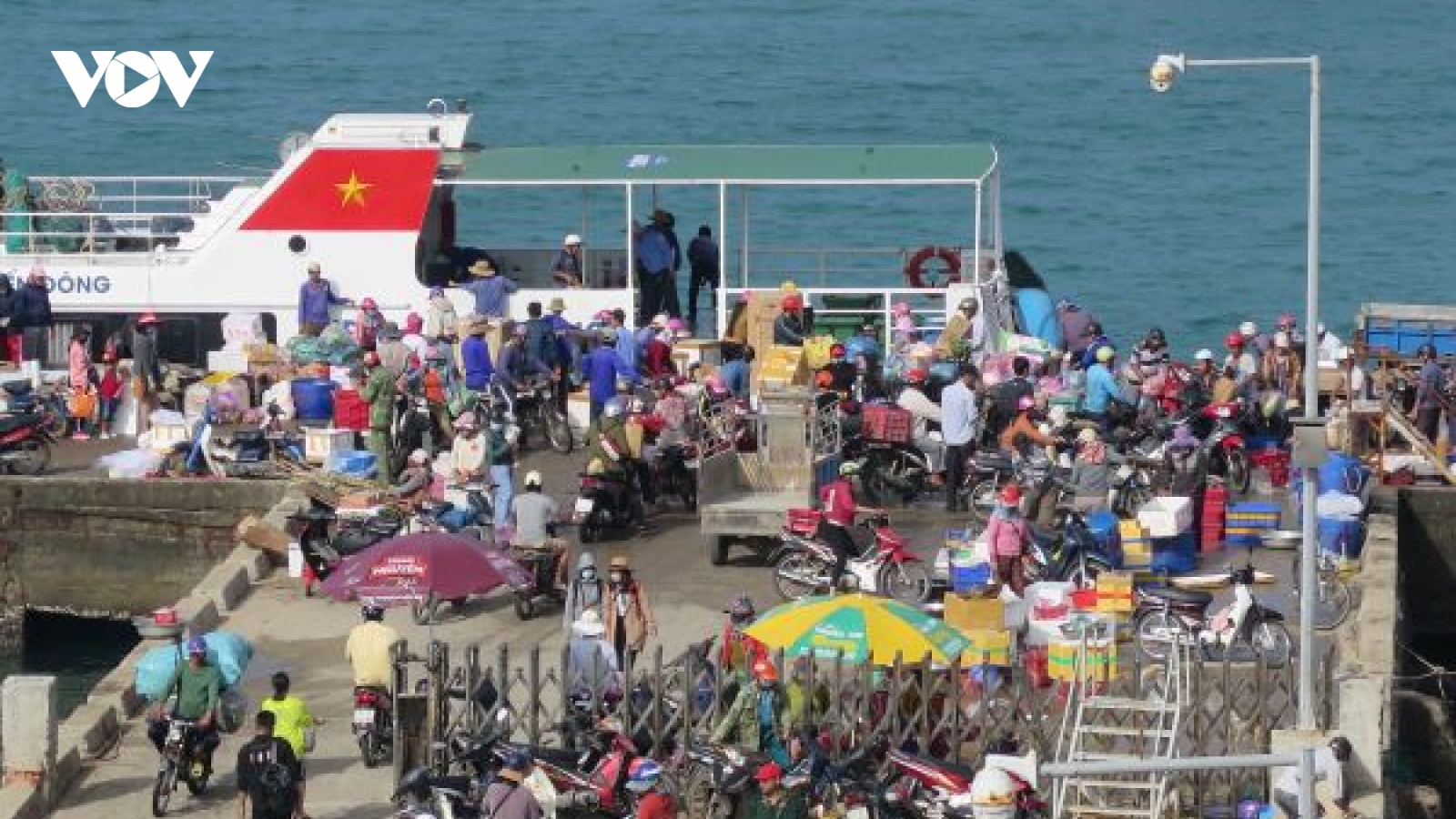 Quảng Ngãi đưa 2.200 khách du lịch rời đảo Lý Sơn