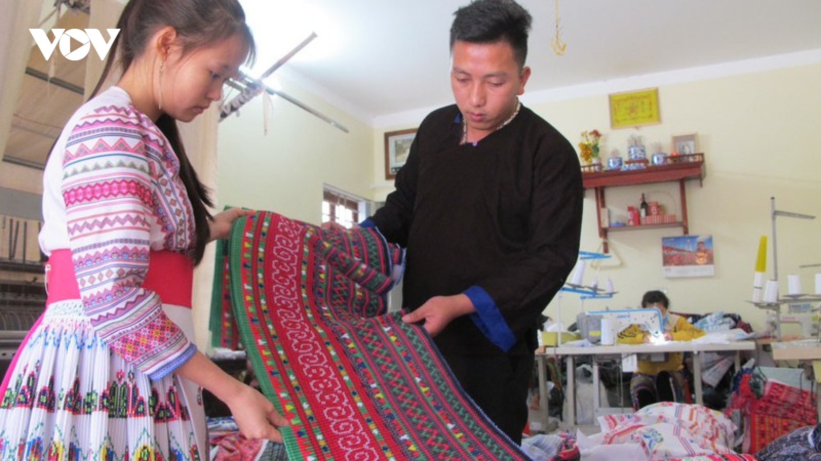 Chàng trai người Mông khởi nghiệp thành công với sắc màu thổ cẩm