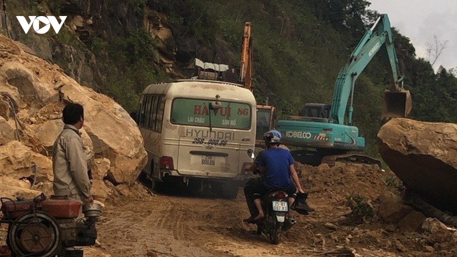 Thông đường nối Lai Châu với huyện Sìn Hồ sau trận sạt núi