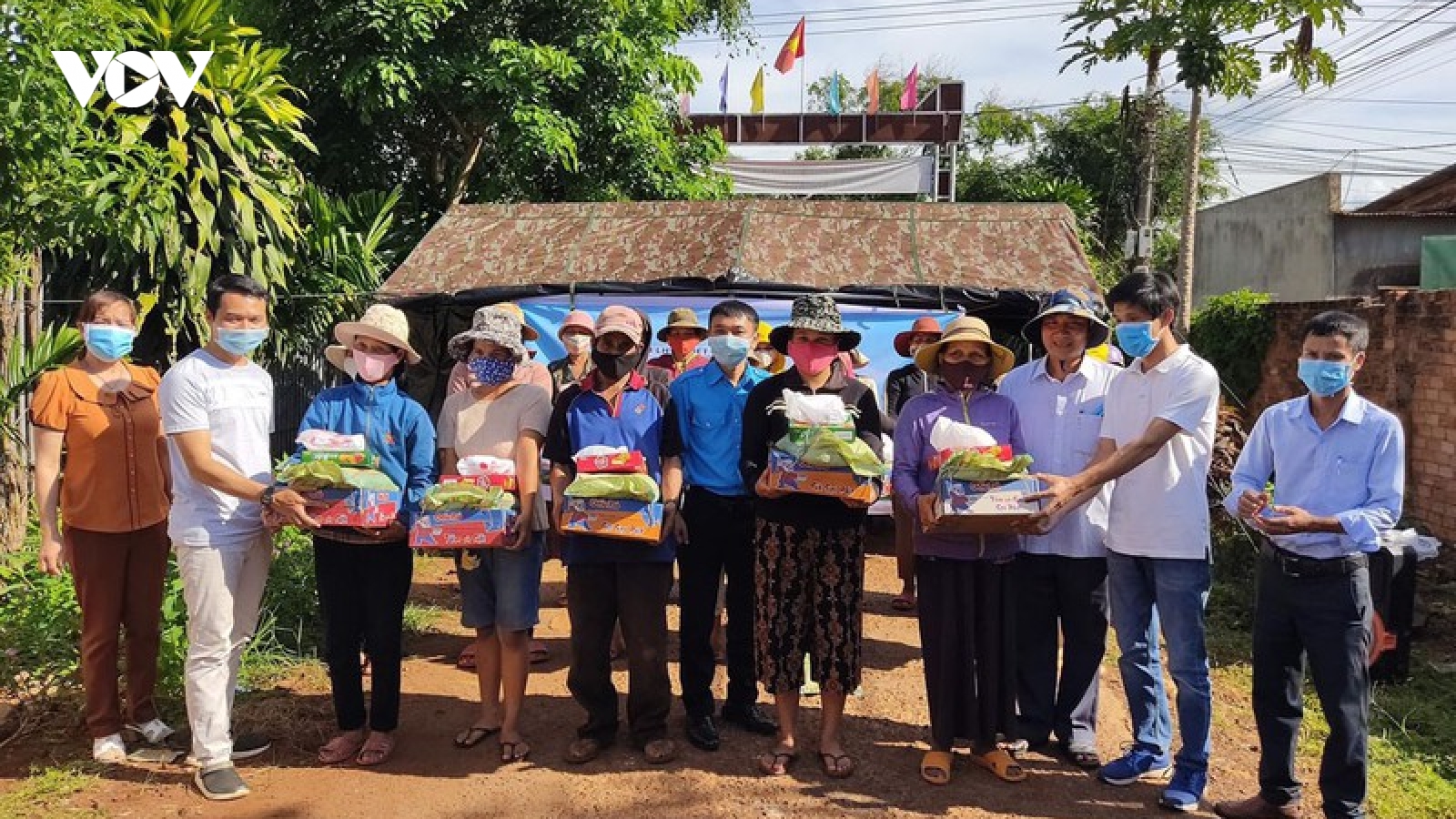 Hỗ trợ nhu yếu phẩm cho bà con vùng cách ly bạch hầu ở Đắk Lắk